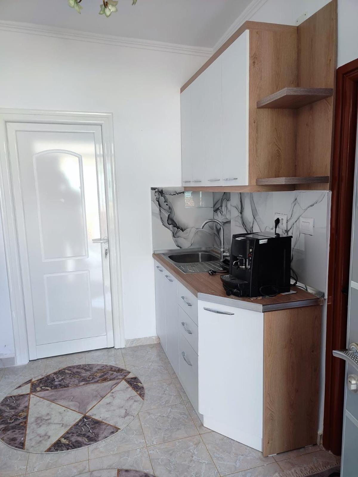 Guest House Eloid Berat Exterior photo