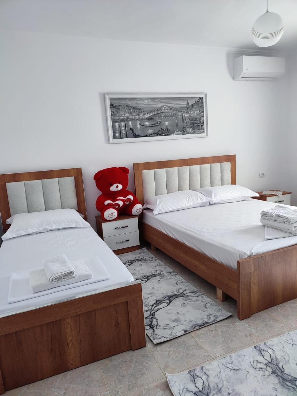 Guest House Eloid Berat Exterior photo